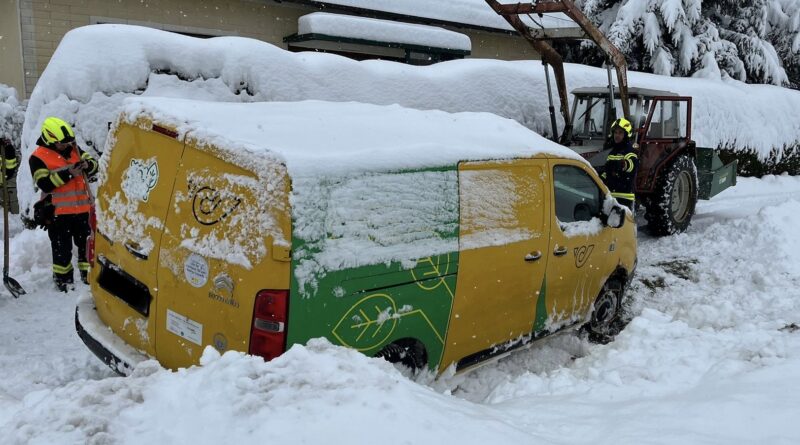 02.12.2023 I Postauto in Graben gerutscht